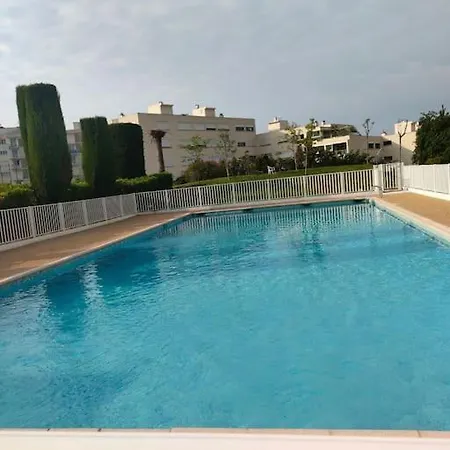 Quiet Air-condit-swim. Pool Tennis Αντίμπ